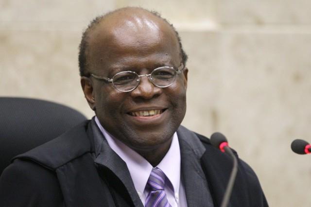 Joaquim Barbosa anuncia que deixará STF no próximo mês