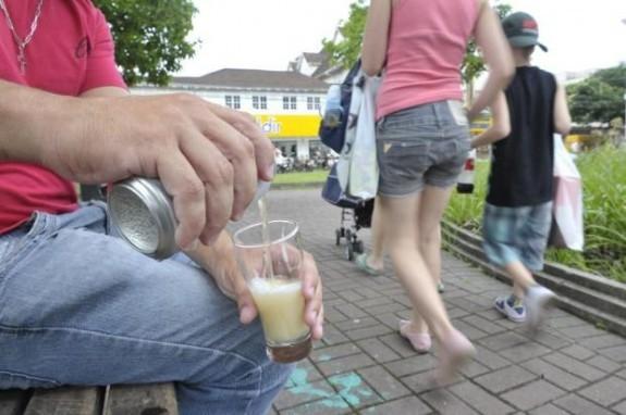 Proposta que proíbe consumo de bebida em local público será apresentada em Rio do Sul