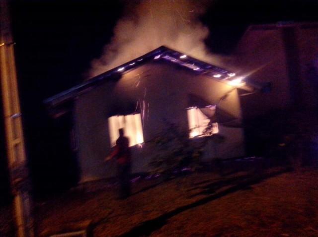 Casa pega fogo e homem morre em Imbuia