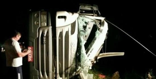 Carreta carregada de cebolas tomba e motorista morre em acidente na BR-470