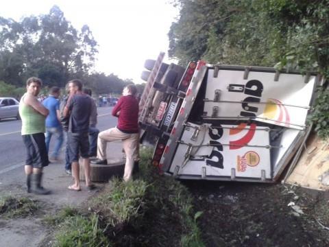 BR-470: Caminhão frigorífico tomba e motorista fica ferido