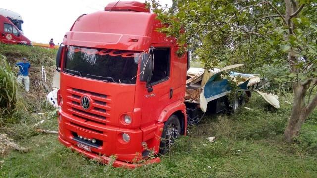 BR-470: Óleo na pista na Serra São Miguel provoca acidente entre dois caminhões e deixa duas pessoas feridas