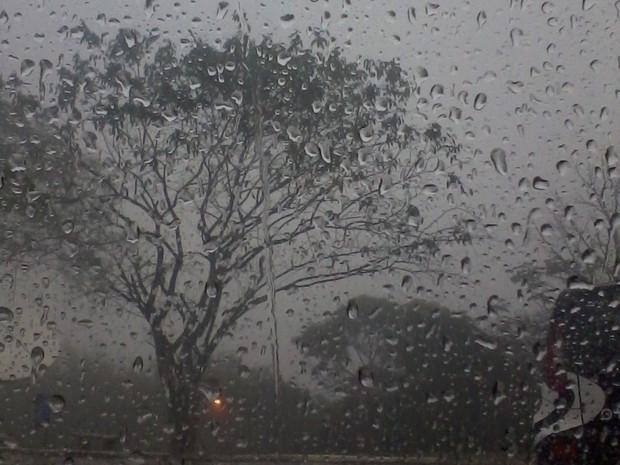 Domingo tem chance de chuva  forte em várias regiões de SC 