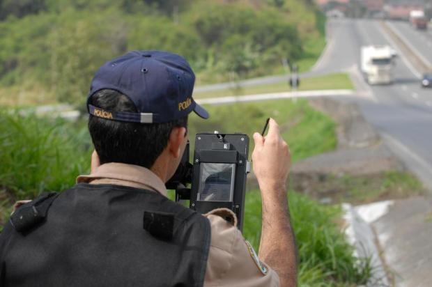 PRF intensifica fiscalização e restringe tráfego de veículos longos durante feriado