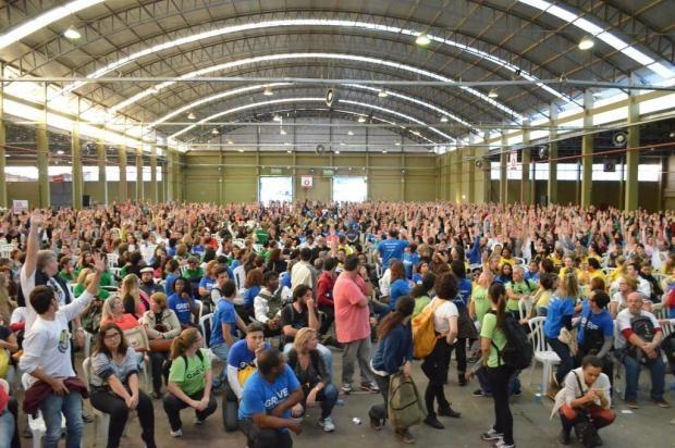 Professores estaduais de SC suspendem greve e retornam às aulas segunda-feira