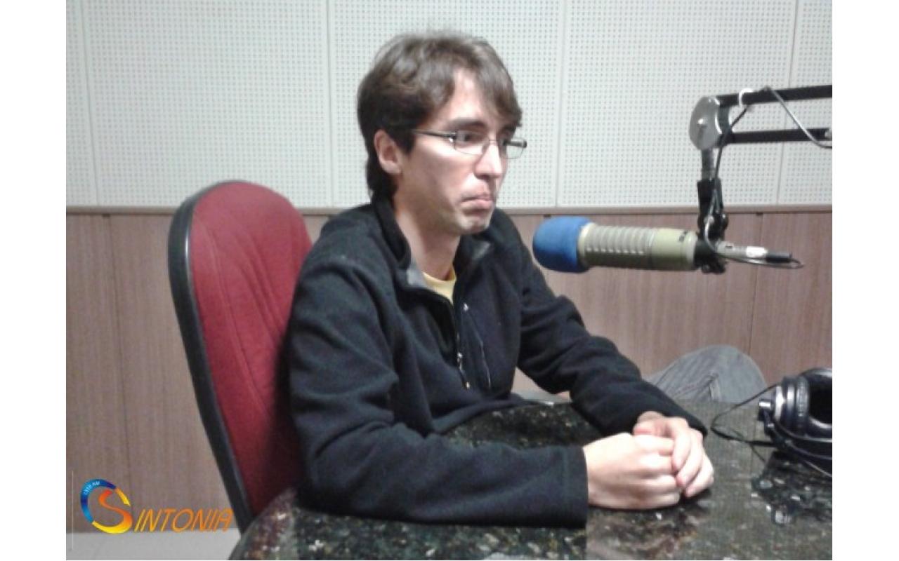 Repórter de programa da Rede Globo visita estúdios da Sintonia