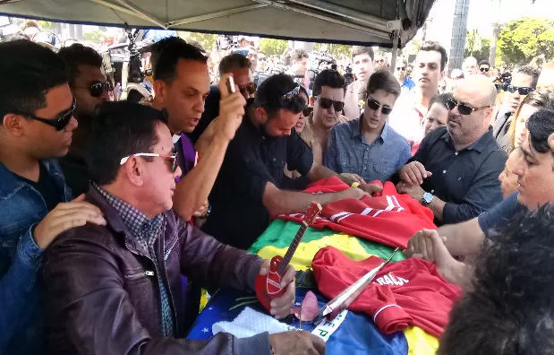 Corpo do cantor sertanejo Cristiano Araújo é enterrado em Goiânia 