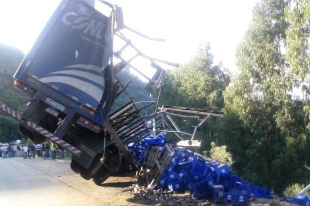 Caminhão de cerveja que tombou na BR-282 em Alfredo Wagner nesta quinta-feira