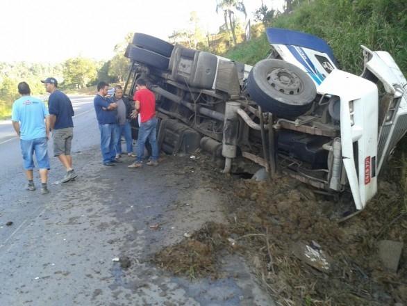 BR-470: Carreta carregada com maçãs tomba em Pouso Redondo