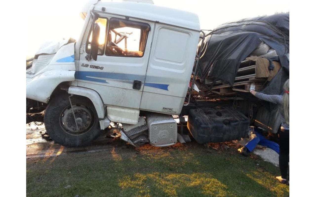 Homem morre em acidente envolvendo dois caminhões na BR-470, em Ibirama