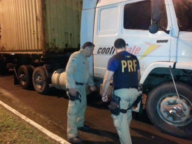 Caminhoneiro lesiona gravemente uma motociclista em Blumenau, foge e é preso em Rio do Sul