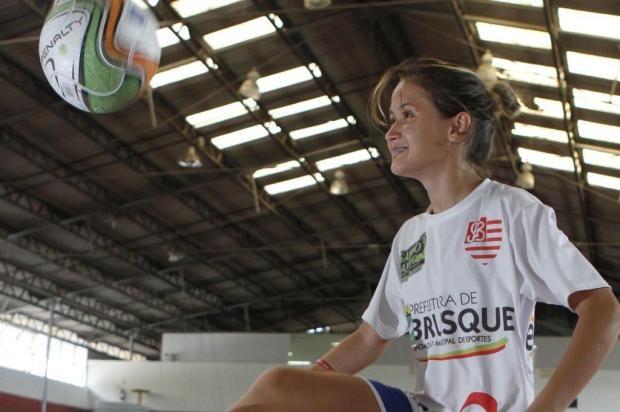 A menina que jogava bola na rua é a melhor atleta de futsal do planeta 