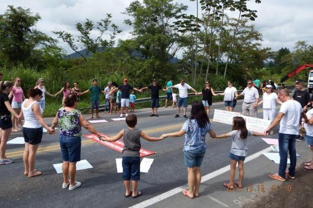 Moradores bloqueiam BR-470 em forma de protesto em Rodeio