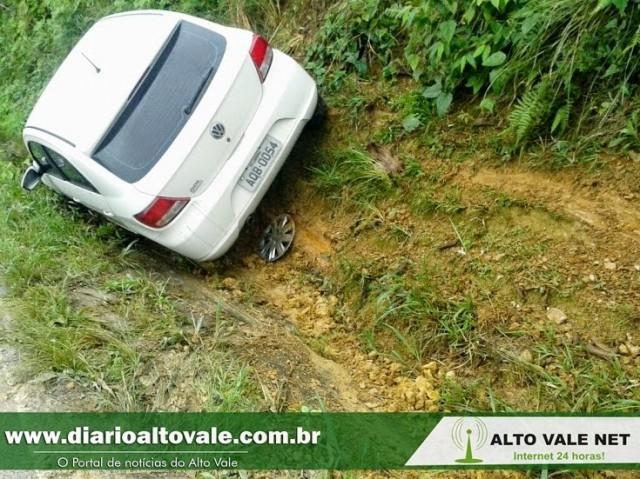 Segundo no mesmo lugar: Carro sai da pista e colide em barranco entre Agrolândia e Atalanta
