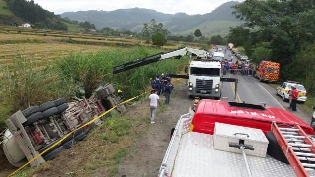Identificado condutor de caminhão que tombou na SC-350 em Alfredo Wagner