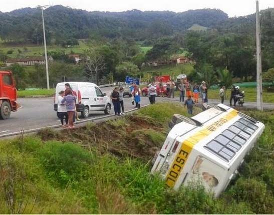 Ônibus tomba com alunos em Taió