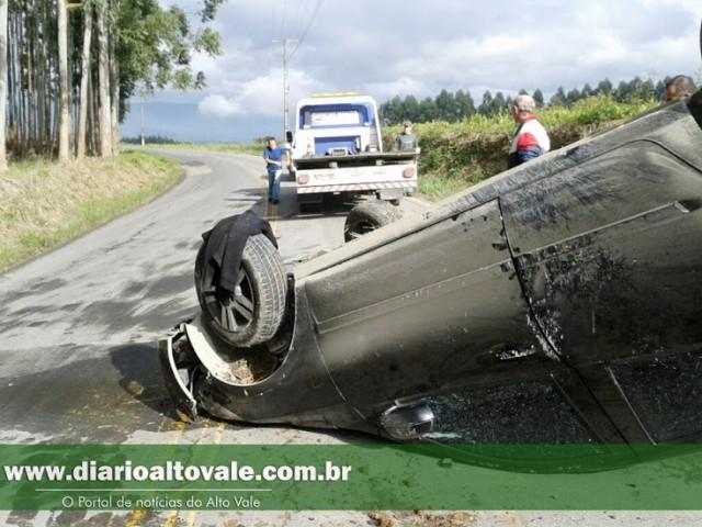 Veículo capota entre Agrolândia e Atalanta