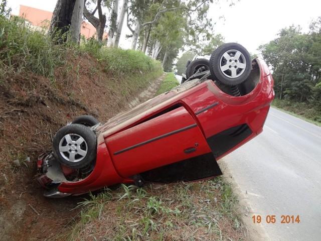 Carro capota na BR 470, em Pouso Redondo