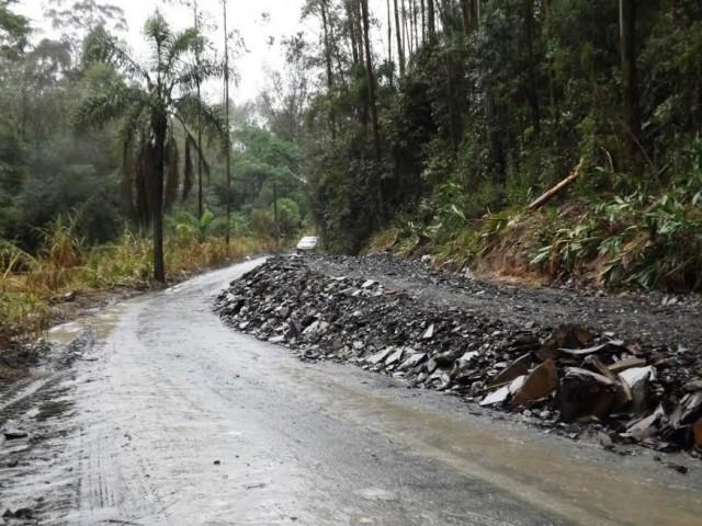 Motoristas que trafegam pela estrada geral do Molungú em Vidal Ramos precisam ter cautela