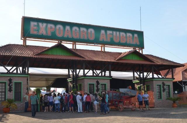 Alunos de Atalanta representam a região da cebola em evento no Rio Grande do Sul