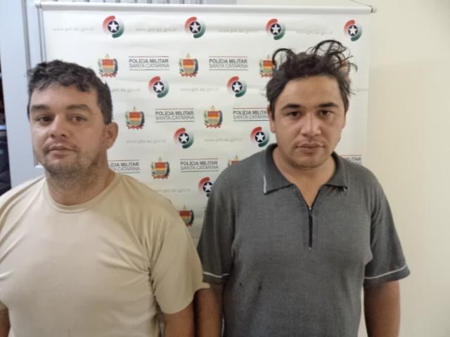 Dupla é presa por tráfico de drogas e posse de arma após abordagem da PM