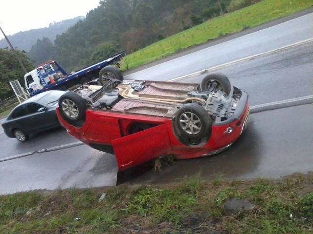 Veículo capota na SC-350 em Aurora