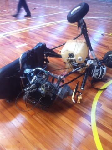 Aeronave cai sobre ginásio em Lontras e duas pessoas morrem
