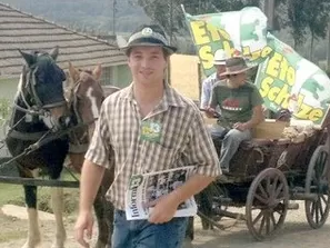 Justiça cassa prefeito de 26 anos que empregou mãe e madrasta em SC