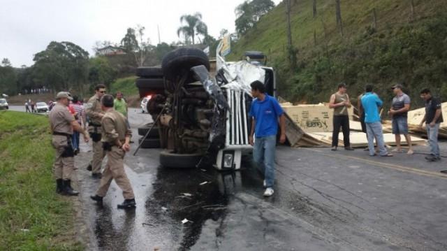 Carreta sem freio bate em outros veículos e tomba na 470