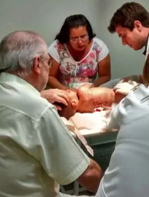 Após carro capotar, bebê se solta da cadeirinha e anda por um quilômetro de mato e acostamento até ser localizado