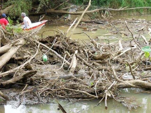 ITUPORANGA: Defesa Civil recolhe entulhos do Rio Itajaí do Sul 