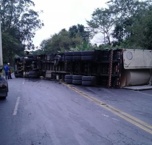 Carreta tomba na BR 470 e deixa trânsito parcialmente interrompido