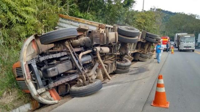 BR-470: Carreta tomba em Ibirama