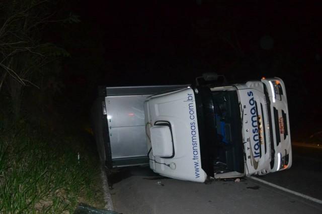 Caminhão tomba na BR 470, em Lontras