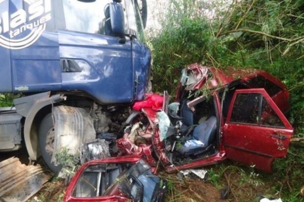 Colisão frontal causa uma morte e deixa dois feridos na BR-282, em Xaxim