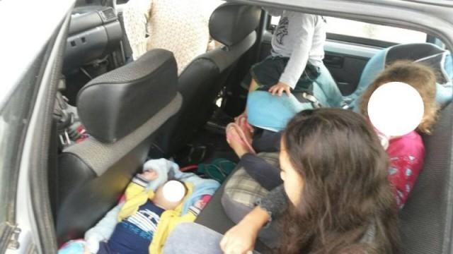 PRF flagra bebê sendo transportado no chão de automóvel na BR 470, em Rio do Sul 