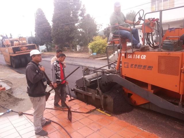 Empresa inicia colocação de manta asfáltica na Rua Avelino Ludwig no centro de Imbuia