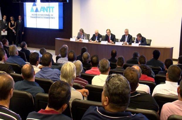 Caminhoneiros ameaçam voltar com bloqueios em 23 de abril 