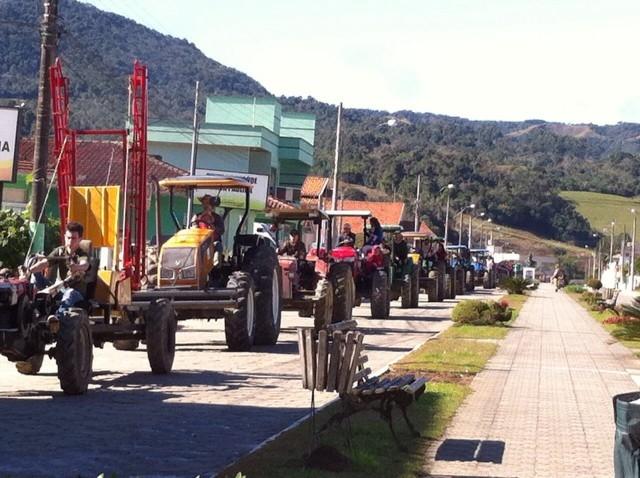 Festa do Colono e Motorista de Leoberto Leal é encerrada com show e sorteio de brindes
