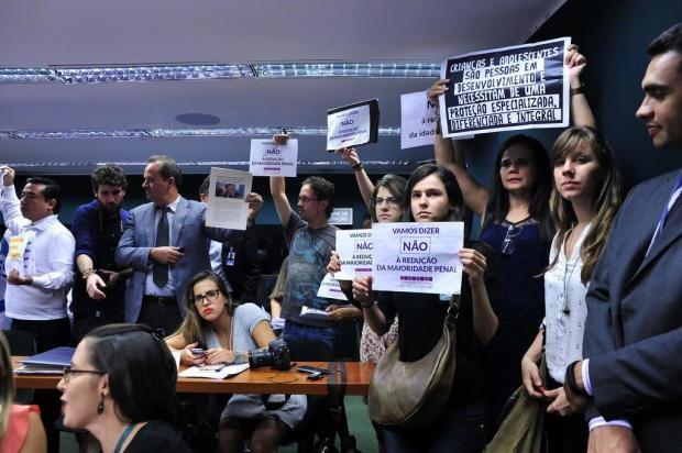 CCJ aprova PEC que reduz maioridade penal 