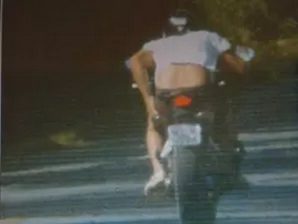 Homem dirige moto com apenas uma mão, descalço e a 135 km/h no Vale