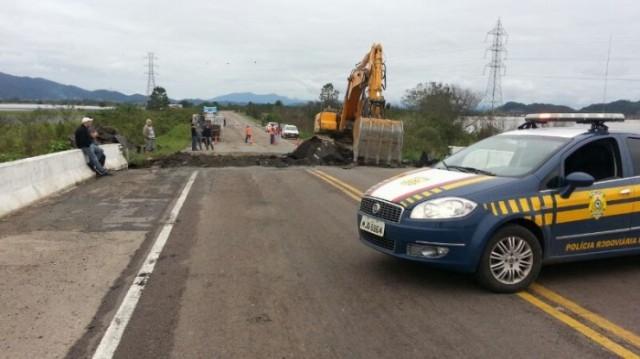 Trânsito na BR-470 em Ilhota é liberado na manhã desta quarta-feira