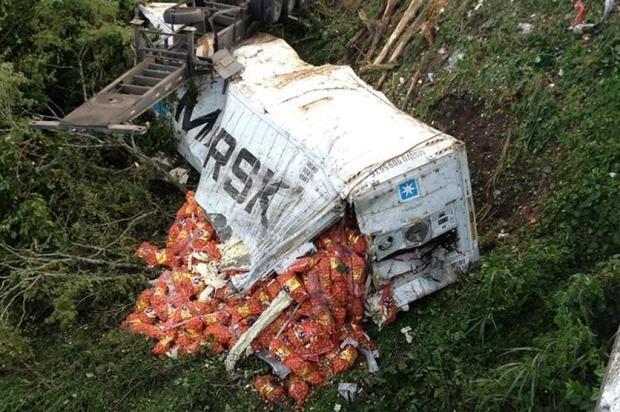 Caminhão carregado com cebolas tomba na BR 470