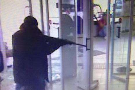 Assaltantes de banco trocam tiros com a polícia e levam refém na Serra de SC