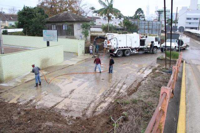 Secretaria de Obras realiza limpeza das ruas em Rio do Sul