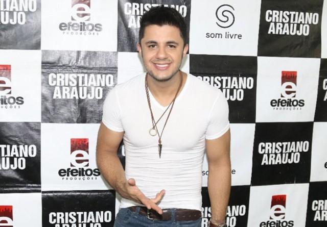 Cantor Cristiano Araújo sofre acidente de carro e tem quadro grave, em GO