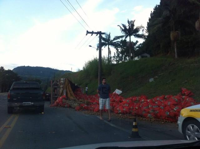 ACIDENTE: Carreta carregada de cebolas tomba na SC 350 em Aurora