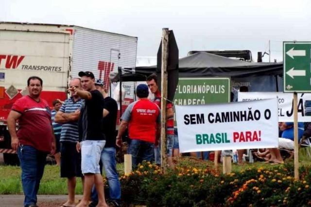 Caminhoneiros mantêm bloqueios em rodovias de Santa Catarina