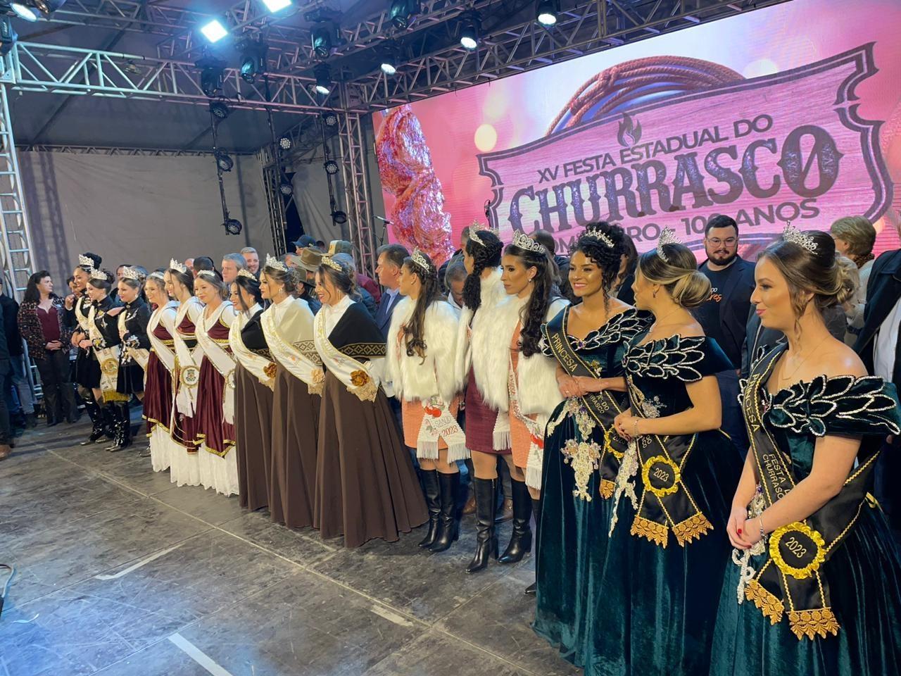 A 15ª edição da Festa Estadual do Churrasco em Bom Retiro atraiu um grande público em sua abertura