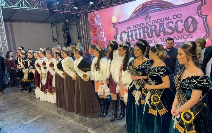 A 15ª edição da Festa Estadual do Churrasco em Bom Retiro atraiu um grande público em sua abertura